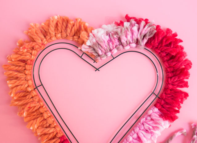 Simple yarn heart wreath - perfect Valentine's Day decor idea! #valentinesdaycrafts #valentinecrafts #heartcrafts #heartwreath #yarncrafts #yarnwreath Simple yarn heart wreath - perfect Valentine's Day decor idea! #valentinesdaycrafts #valentinecrafts #heartcrafts #heartwreath #yarncrafts #yarnwreath