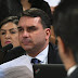 Defesa de Flávio Bolsonaro quer arquivar caso Queiroz ainda em 2019
