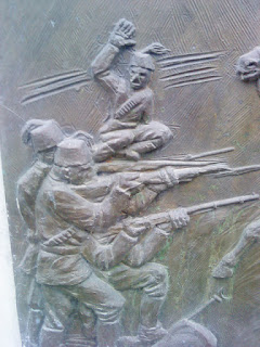 η ανάγλυφη πλάκα της μάχης του Μπιζανίου στο Γαλάτσι