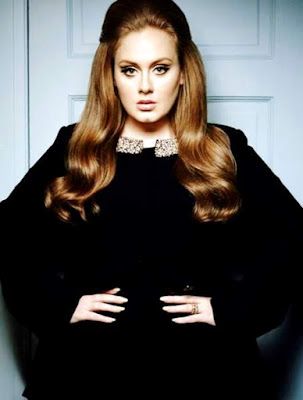 Adele Adele con las manos en la cintura