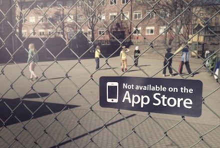 StreetArt : Not available on the App Store - Because there isn’t an app for everything | Ab nach draußen Freunde ( 4 Bilder )