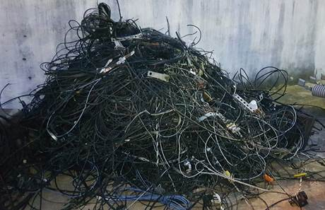 Operação remove fios de telefonia irregulares em postes de Serra Talhada Operação remove fios de telefonia irregulares em postes de Serra Talhada