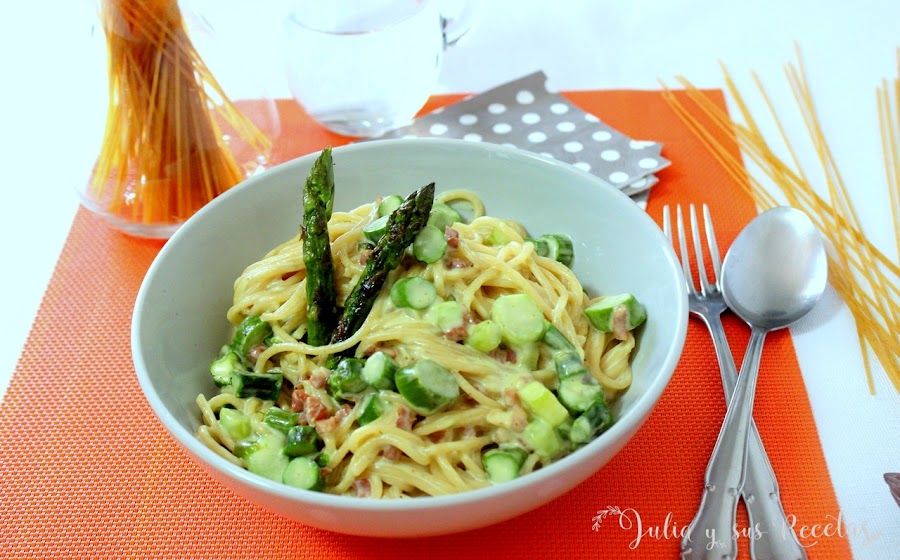 Espaguetis con espárragos verdes y salsa de nata (crema de leche). Julia y sus recetas