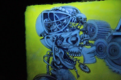 Mural UV, biomechanica Biomechanika namalowana w technice UV, ultra fiolecie, obraz świeci w ciemności, biomechanika steampunkowa