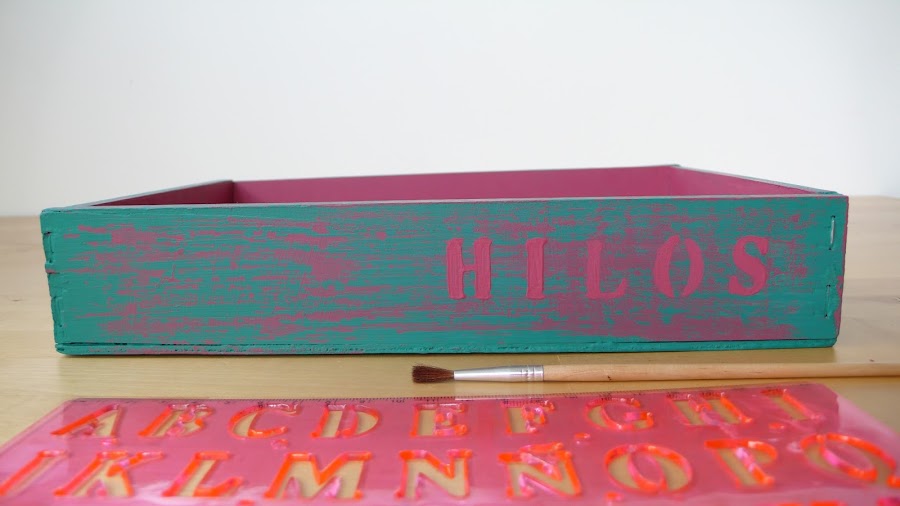 Stencil-letra-caja-madera-pintada