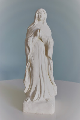 Madonna Massasta muotoiltu patsas.