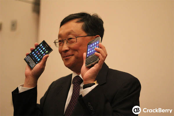 CEO BlackBerry Pamer Dua Smartphone Baru, Passport dan Classic CEO BlackBerry Pamer Dua Smartphone Baru, Passport dan Classic