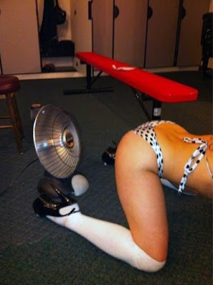 Witzige Frauen Bilder mit Ventilator Zuhause abkühlen - lachbilder Witzige Frauen Bilder mit Ventilator Zuhause abkühlen - lachbilder