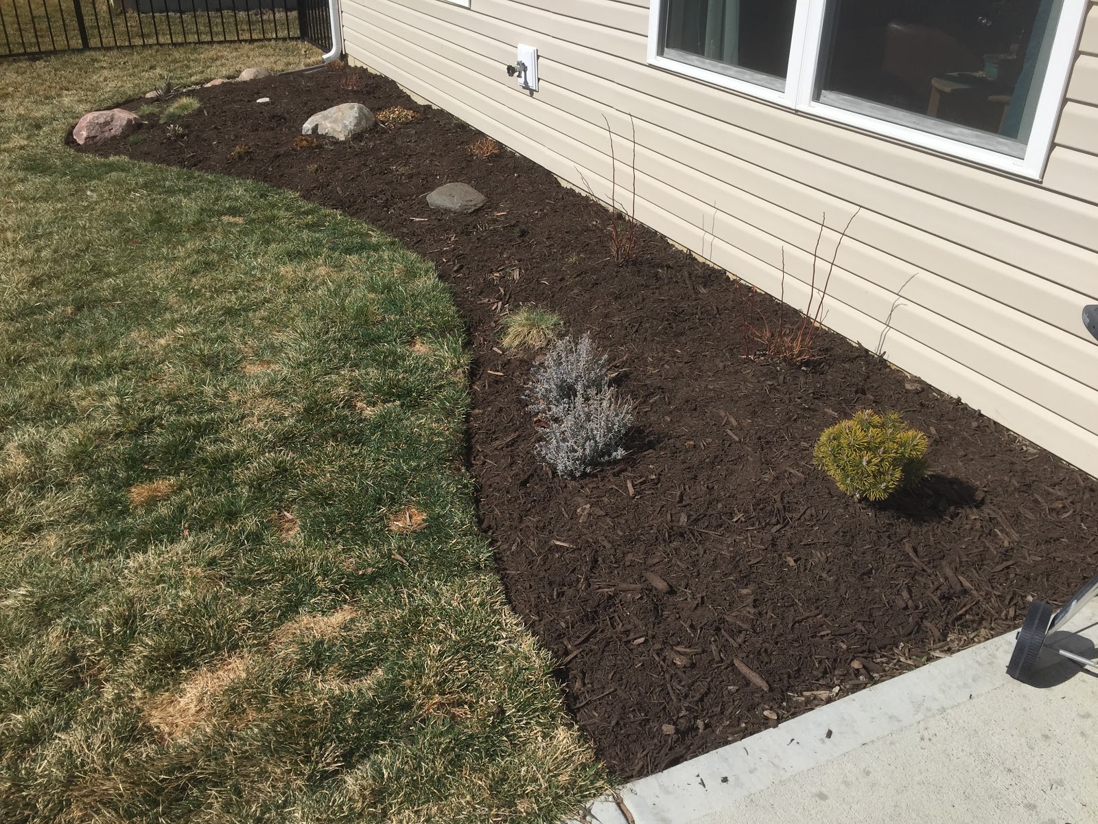 Quick Mulch on the Back Bed [Backyard Neophyte Landscaping Blog]