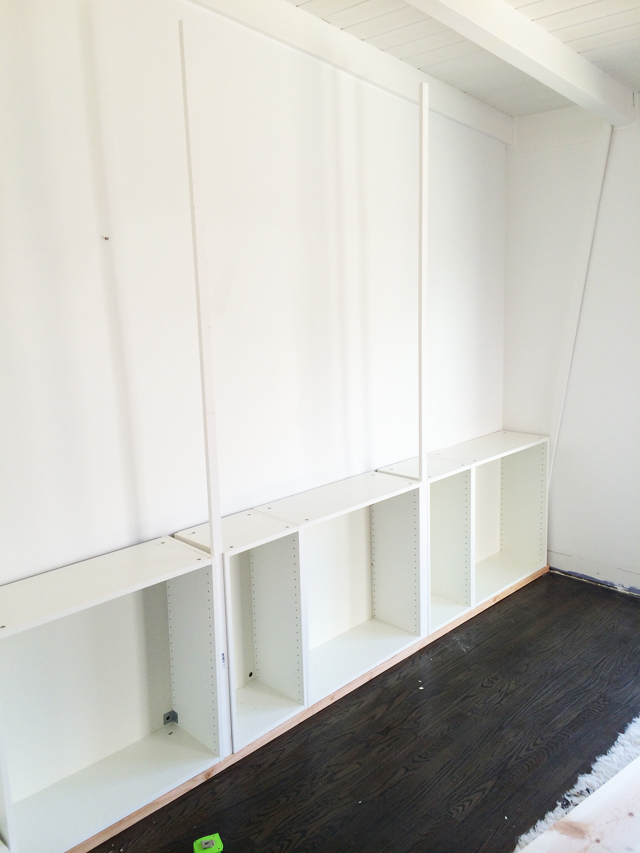 antes-y-despues-estanteria-empotrada-decoracion-salon-diy