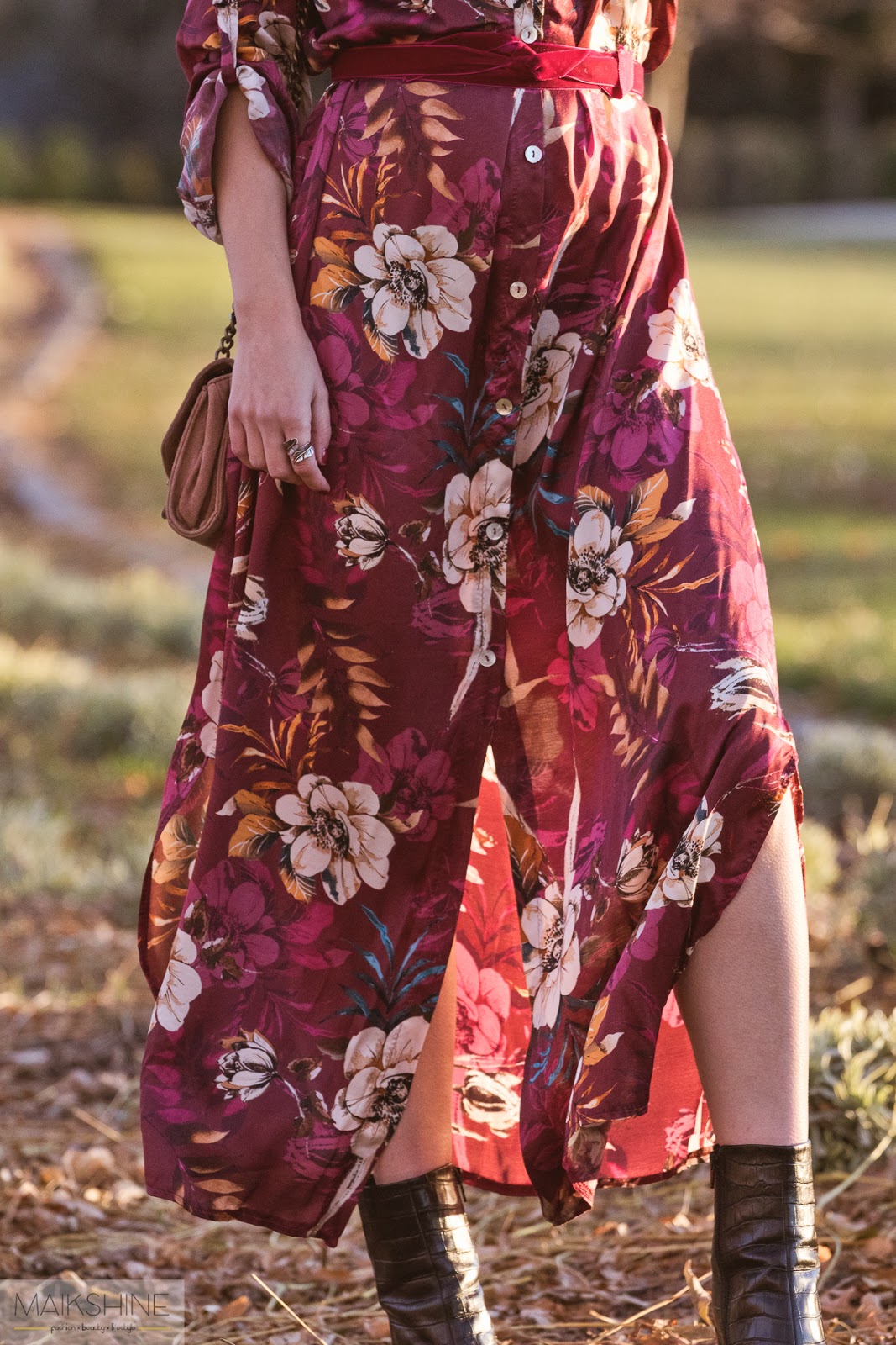Outfit con vestido satinado de flores
