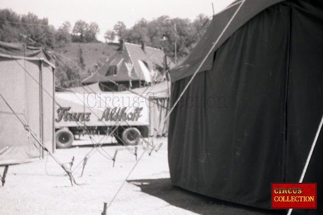Chapiteau, tente et roulotte a metariel du Cirque Franz Althoff 1967