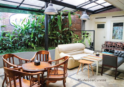 Makan dan Ngopi Bernuansa Vintage Retro di Kopitera