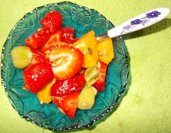 Salada de fruta com morango kiwi e laranja Salada de fruta com morango kiwi e laranja