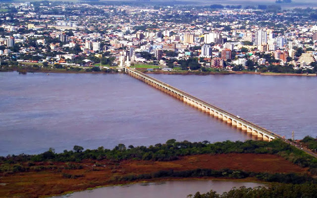 Ponte internacional Getúlio Vargas e Rio Uruguai - Uruguaiana – RS