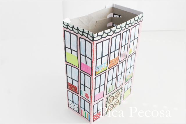 tutorial-como-hacer-casa-muñecas-con-carton-reciclado-packs-yogures-diy-paso-cinco