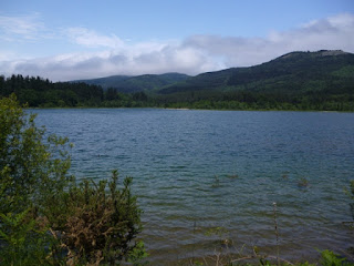 Montañas en el entorno del embalse