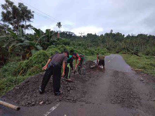 Peduli Terhadap Akses Jalan Rusak, Babinsa Bantu Warga Hualoy Timbun Jalan Peduli Terhadap Akses Jalan Rusak, Babinsa Bantu Warga Hualoy Timbun Jalan
