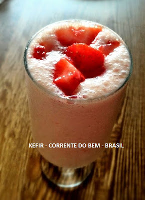SMOOTH DE KEFIR COM MORANGOS E BANANA