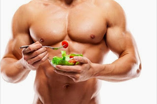 Meriendas para definición Hombre musculoso con plato de comida