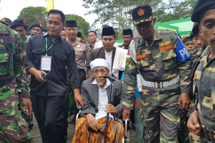 Mbah Maimoen Minta Kiai Muda Selalu Cinta NKRI dan Hormati
