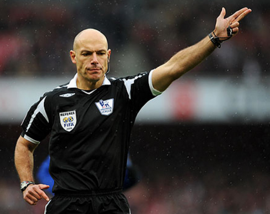Tugas dan Tanggung Jawab Wasit Sepak Bola Sesuai Aturan FIFA - Bumi