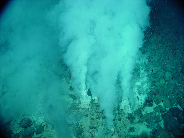 fonte hidrotermal no leito do oceano - NOAA