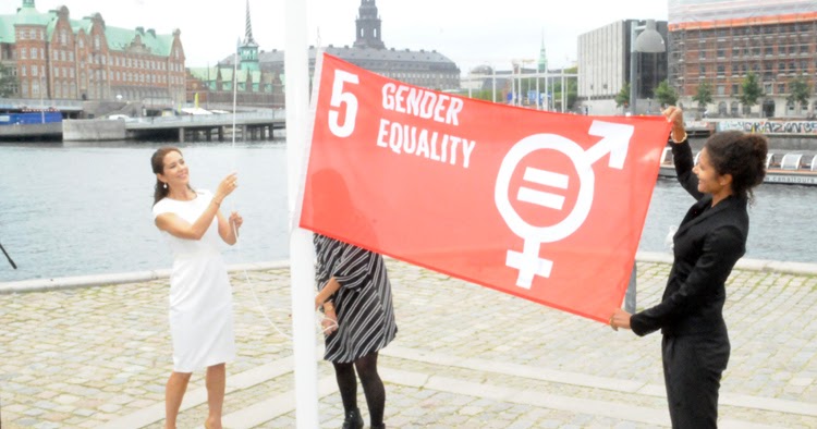 PHOTOS and NEWS: Kronprinsesse Mary deltog i "Women Deliver" inspirationsmødet 1 09 2015 i Eigtveds Pakhus København og hejste et flag for FN's nye Verdensmål om ligestilling.