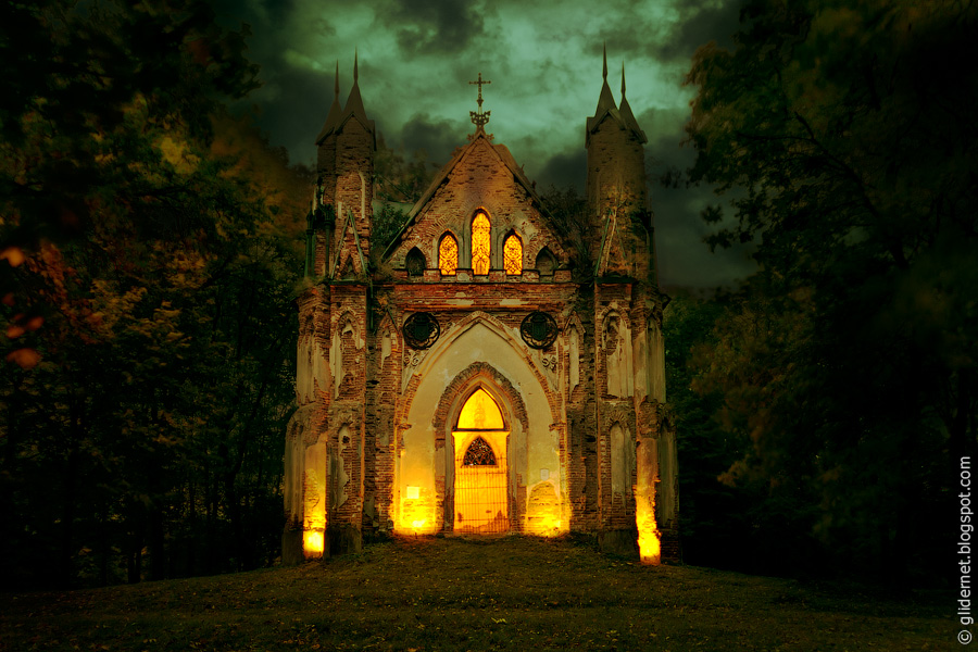 Ночной Дозор - ночные фото руин с подсветкой
