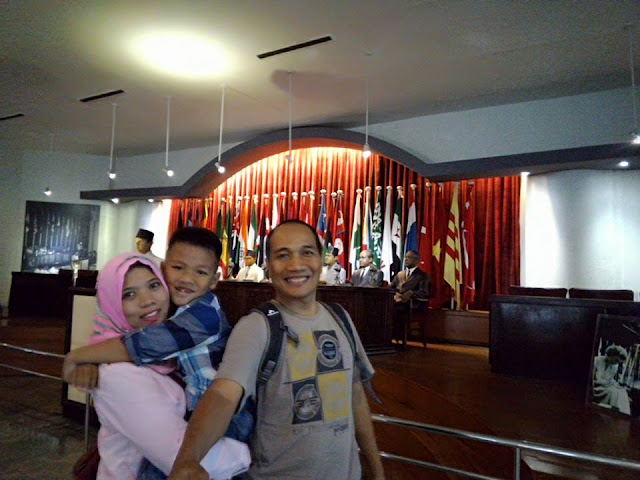 Berfoto bersama di depan diorama pelaksaan KAA Berfoto bersama di depan diorama pelaksaan KAA
