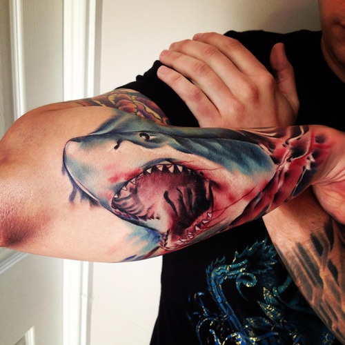 Tatuajes de tiburones saliendo de la piel