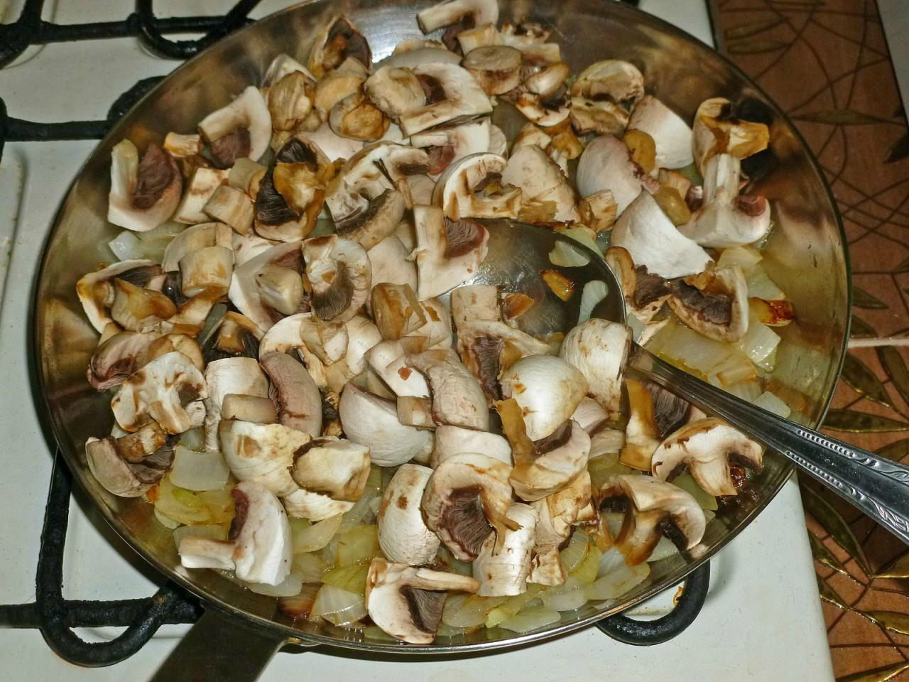 Свежие грибы на сковороде рецепт. Шампиньоны на сковороде. Шампиньоны жареные на сковороде с луком и сметаной. Готовность шампиньонов на сковороде. Грибы с сыром на сковороде шампиньоны.
