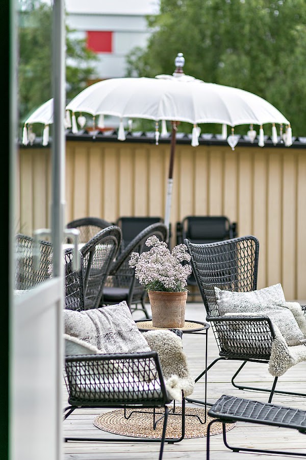 terraza pequeña estilo nordico decoracion nordica escandinavo sombrilla paraguas interiorista barcelona alquimia deco