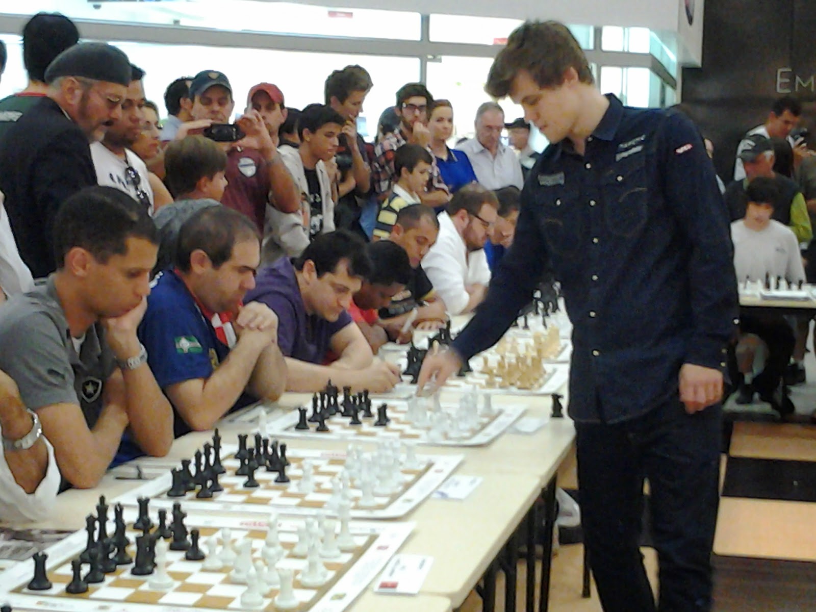 Campeão mundial de xadrez Magnus Carlsen conquista título e joga futebol em  Caxias do Sul