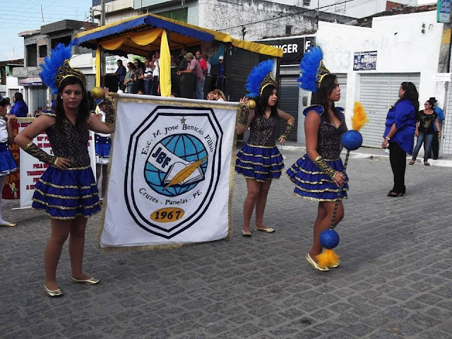 7 de Setembro: Desfile Cívico 2013 de Cruzes PE