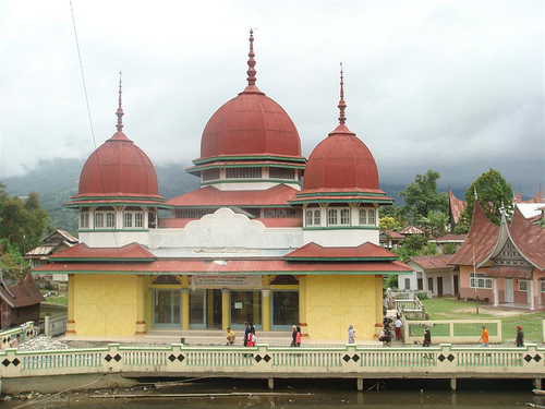 Pernahkah Melihat Orang Non Muslim Masuk Masjid? Apa Hukumnya? Inilah Penjelasan Tentang Hukum Non Musim Masuk Masjid.