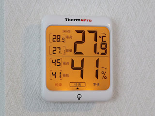 バックライト点灯。オレンジ色が綺麗です😆 ThermoPro デジタル温湿度計 TP53
