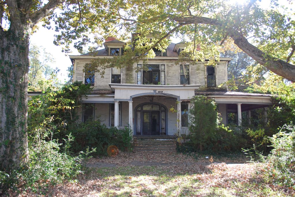 Sweet House Dreams 1910 Victorian in Red Springs, North Carolina
