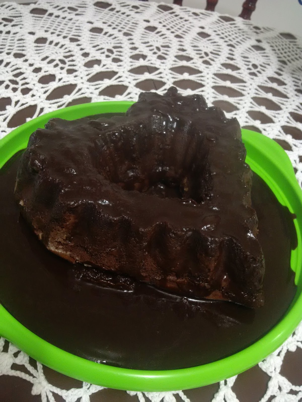 Ivelise Feito à Mão: Bolo De Chocolate com Calda Quente... Minhas Artes