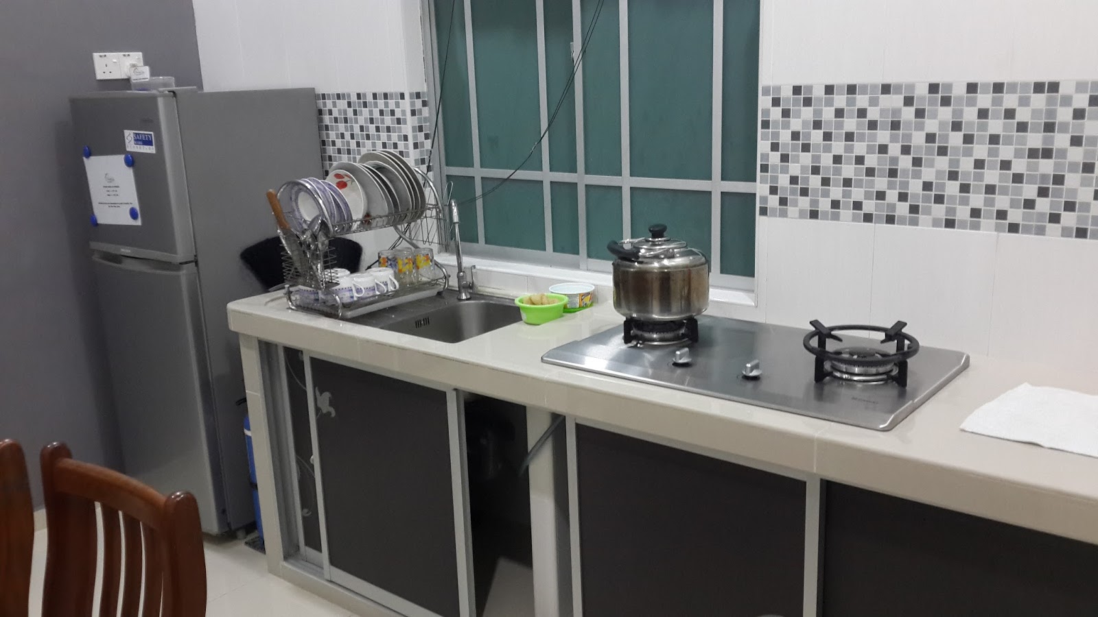 7 Sebab Kenapa Kami Menginap Di Homestay Hj Esmon Parit Raja Peti Ais 2 Pintu Dapur Gas Cerek Dan Pinggan Mangkuk Turut Disediakan Di Homestay Hj Esmon Parit Raja