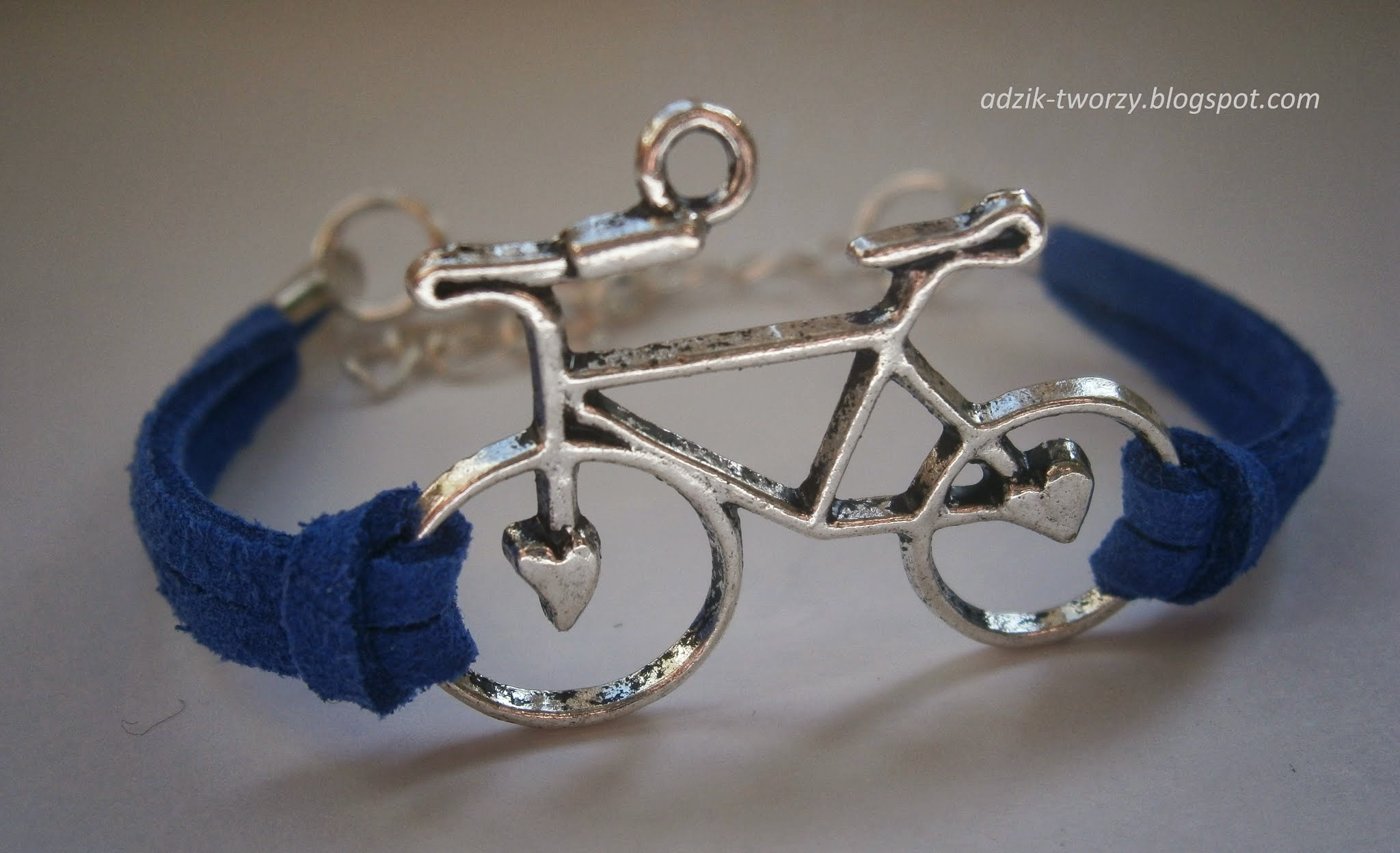 Niebieska bransoletka z rowerem, z zamszowych sznurków - Adzik tworzy