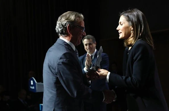 Queen Letizia wore Hugo Boss silk blouse, Caolina Herrera jacket and, Mango Prince of Wales trousers and pearl earrings