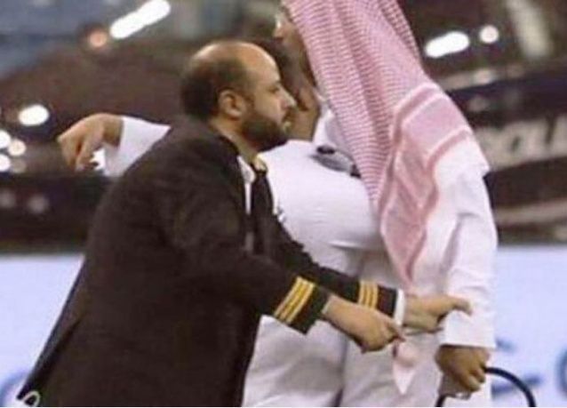 أمير سعودي يتعرض للضرب من مقيمين في الرياض لهذه الاسباب أمير سعودي يتعرض للضرب من مقيمين في الرياض لهذه الاسباب