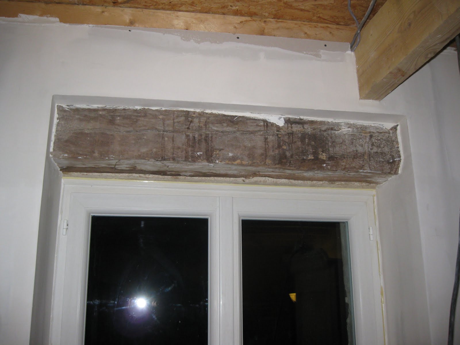 Platrier Plaquiste linteau bois apparant