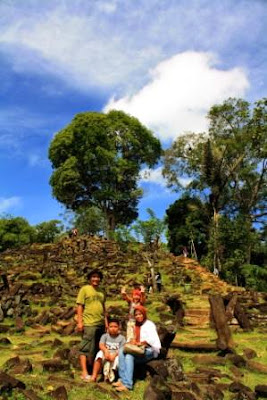 Foto sekeluarga di Situs Gunung Padang. Foto sekeluarga di Situs Gunung Padang.