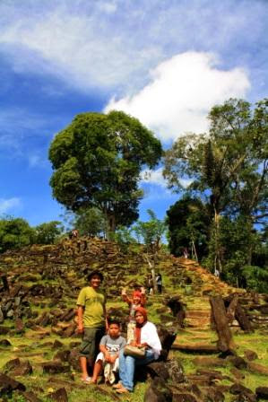 Foto sekeluarga di Situs Gunung Padang. Foto sekeluarga di Situs Gunung Padang.