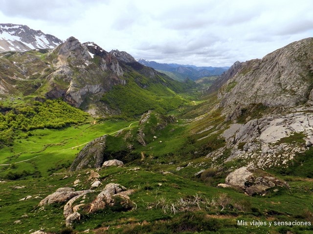Vista del Valle del Lago, Lagos de Salencia, Parque Natural de Somiedo, Asturias Vista del Valle del Lago, Lagos de Salencia, Parque Natural de Somiedo, Asturias