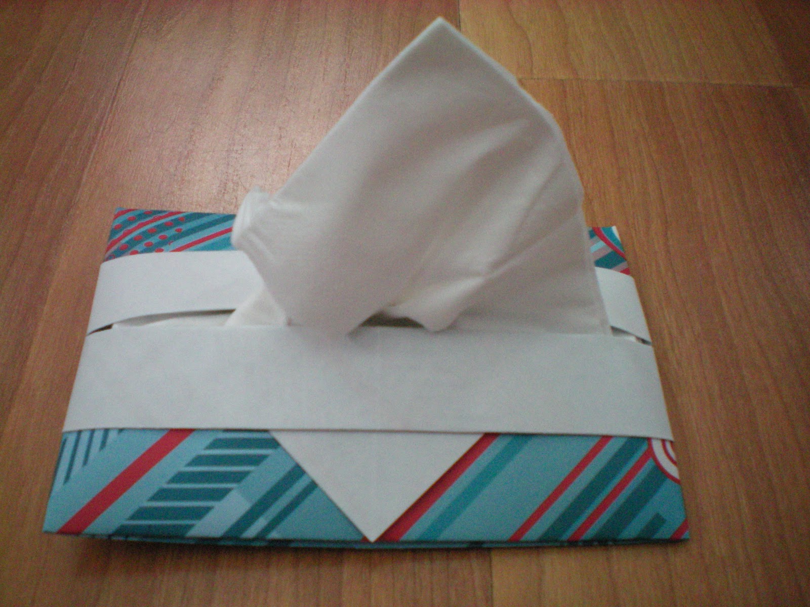 Jeszie origami tissue holder