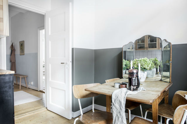comedor en la cocina con pared pintada a media altura y antigüedades