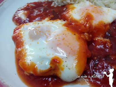 Huevos escalfados con salsa de tomate especiada Huevos escalfados con salsa de tomate especiada